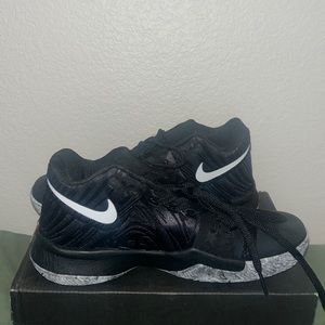 Kyrie 3 basketball shoes